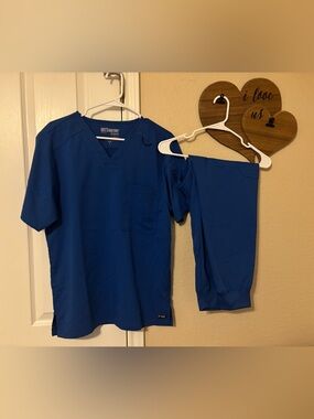 Grey's Anatomy Men’s V-Neck Scrub Set in Blue. Small top and Small Short joggers